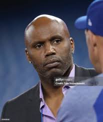 Former player and MLB Network personality Cliff Floyd talks to bench...  News Photo