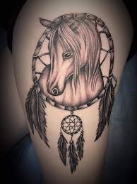 37 Spektakulare Pferdetattoo Ideen Die Von Starke Und Kraft Sprechen Horse Tattoo Design Horse Tattoo Dream Catcher Tattoo Design