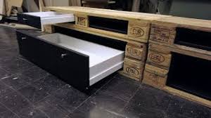Wir haben schon festgestellt, dass europaletten sehr robust, vielfältig und preiswert sind. Lowboard Aus Paletten Bauen Diy Youtube