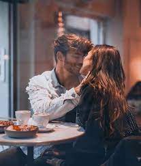 Los Mejores Looks Masculinos Vistos En La Escena Del Street Style Couples In Love Couple Photography Poses Romantic Couples