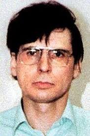 In 1983 scottish serial killer dennis nilsen was arrested after the discovery of human remains which had blocked a drain near his london home. Dennis Nilsen Wiki Alter Grosse Nettowert Familie 2018