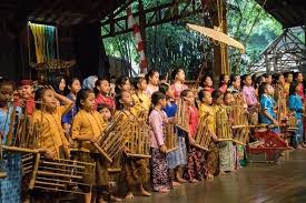 Karena berdasarkan riset sederhana, ada banyak orang membutuhkan contoh dan keterangan terkait alat musik ini. Angklung Sejarah Jenis Dan Cara Bermain Halaman All Kompas Com