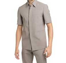 Namun dengan perkembangan model baju terbaru fashion pria yang terus maju, membuat baju pria pun turut mengalami perkembangan dari segi desain dan lain sebagainya. 25 Inspirasi Keren Model Baju Safari Cowok Maria Space