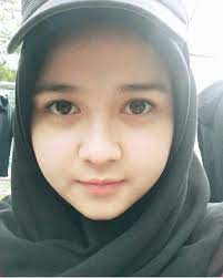 Eh, coba deh liat gambar di atas. Gadis Berhijab Cantik Kuliah Di Kampus Malang Hijaber Smile Kecantikan Foto Gadis Kecil Gadis