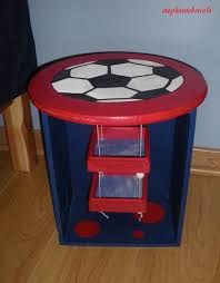 Cette petite table, économique et simple à fabriquer, s'intègre aussi bien dans une chambre que dans un salon, et même sur le balcon ! Idee Deco Recup Faire Soi Meme Une Table De Chevet Pour Enfant 100 Recup Stephanie Bricole
