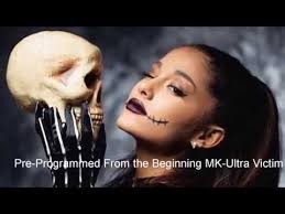 Resultado de imagen de Ariana Grande firmo el pacto Illuminati