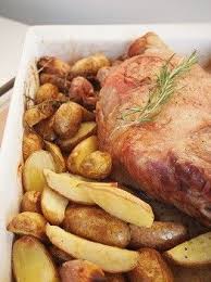 Epaule D Agneau Rotie Pommes De Terre Nouvelles Ail Et Romarin Au Four Epaule Agneau Roti D Agneau Recettes De Cuisine