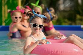 Portrait des enfants dans la piscine en été — Photographie ...