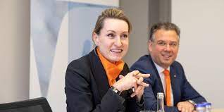 Wir schaffen wohnraum für menschen in der region. Konzentrierter Blick Auf Den Kunden Landeszeitung De