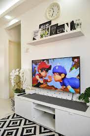 Perancang menggunakan perabotan dan dekorasi modern untuk membuat ruangan dengan luas terbatas seperti ini menjadi terlihat mewah. Gambar Dekor Rumah Sempit Dengan Tema Warna Hitam Putih Impiana