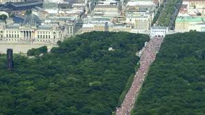 Police in berlin ordered an end to a march through the city over concerns that social distancing rules were not being followed. Corona Demo In Berlin 17 000 Oder 1 3 Millionen Politik Sz De