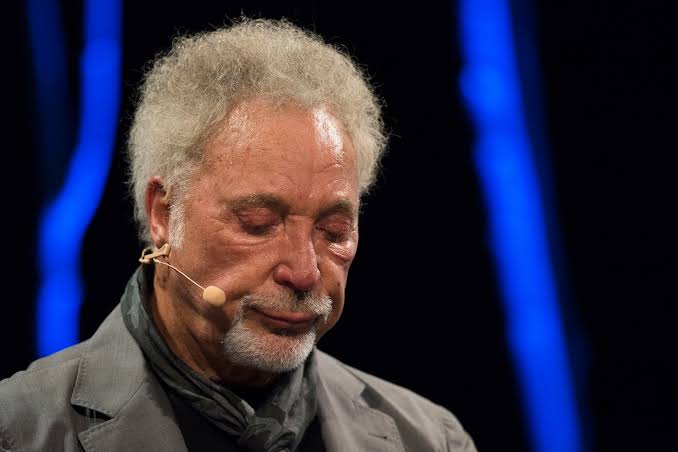 Sir Tom Jones breaks down in first public appearance since wife's death |  Metro News