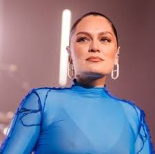 One Woman Shares Stoma Bag Seflie To Inspire Others To Have Hope