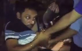 Hal yang mengejutkan telah menjadikan bahan pembicaraan warganet. Mob Beats Rape Suspects Video Goes Viral On Facebook