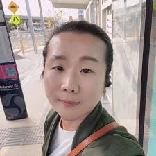 我家衛生紙異常消耗，真相讓我沉默了三秒》 這幾個月，不知道是不是我老了，還是家裡風水有變，總覺得——衛生紙特別容易用完。  早上抽一張，晚上整包就快沒了。 問老公，他說沒動；問女兒，她皺眉：「我又不是鼻子過敏的人。」 只剩我兒子，一臉心虛，不敢對眼。 我試探性 ...