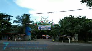 Sedikit tips untuk anda yang juga ingin mengunjungi museum d'topeng kingdom, anda bisa membeli tiket terusan dengan harga yang lebih mura h pastinya. Tarif Membengkak Sepasang Catin Urung Pre Wedding Di Pantai Bentar Pantura7 Com Referensi Berita Jalur Utara