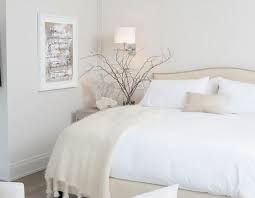 It's so easy to create a sense of calm and tranquility with white. Beautiful All White Bedroom Layjao