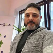 اربعيني مطلق ابحث عن امرأة لزواج ❤💍 ولا يهم ان كانت مطلقة او ارملة ولي  جادة تراسلني على الخاص وشكرا•✓✓✓