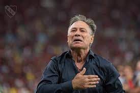 El extécnico de independiente, ariel holan renunció a su cargo como director técnico del santos de brasil , tras una mala racha de resultados, según comunicó este lunes el presidente del club, andres rueda. Peres Fala Com Holan E Se Anima Com Conhecimento Sobre O Santos Gazeta Esportiva
