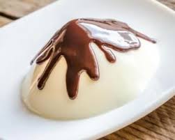 Recette De Panna Cotta Legere Au Chocolat Blanc Et Son Coulis De Chocolat Noir Recette Alimentation Panna Cotta Recette