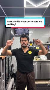 Don’t do this when customers are waiting! 👀 📍 1D Clark Road,  Wolverhampton, WV3 9NW • #bennies #eatbennies #wolverhampton #wolves #food  #wolvesfood #wolverhamptonfood #foodlover #burgerjoint #fyp