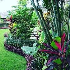 15 Beautiful Tropical Front Yard Landscape Ideas To Make Your Home More Awesome Freshouz Com Tropical Landscape Design Tropical Garden Design Tropical Garden