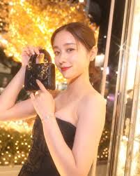 堀田真由、おっぱいの谷間がエロい！こんなにたっぷりお乳だったのかｗｗｗｗｗｗ - 裏ピク