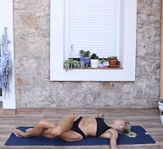 Reclining Eagle Spinal Twist Pose En 2020