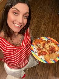 Lindsay Hambly's Instagram, Twitter & Facebook