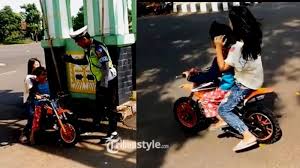 Shijo tril x tril (mayama mirai) language: Viral Bocah Naik Motor Trail Mini Bonceng Cewek Dihentikan Polisi Lihat Ekspresinya Bikin Gemas Sriwijaya Post