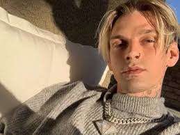 Cantor de 34 anos é encontrado sem vida dentro de casa