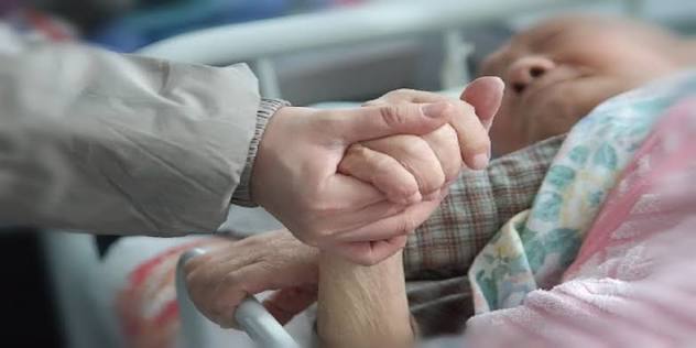 Dấu hiệu người thân sắp qua đời: Nếu bạn thấy 5 dấu hiệu này, hãy nắm lấy  cơ hội cuối cùng để nói lời tạm biệt