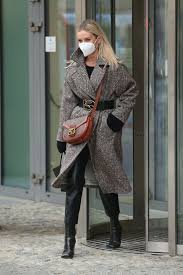 W 2008 roku do kolekcji dołączyła nazwisko po mężu adamie badziaku. Agnieszka Wozniak Starak W Modnym Plaszczu Ten Desen To Hit Sezonu Moda