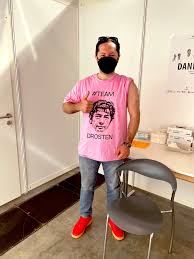 Traditionally, it has short sleeves and a round neckline, known as a crew neck, which lacks a collar. Lyfpxrx87ocnhm