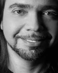 El diseñador de moda Richard Febles, conocido en la industria de la moda en  Venezuela, falleció a los 59 años de edad. Febles fue una figura reconocida  por la confección de majestuosos