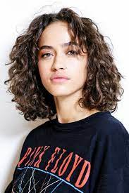 1001 ideen fur kurzhaarfrisuren fur lockiges haar in 2021 hochsteckfrisuren kurze haare locken naturlocken frisuren haarschnitt naturlocken