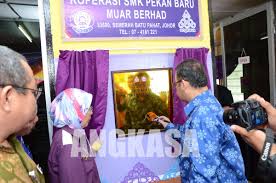 Smk pekan baru muar 83600 semerah batu pahat johor. Angkasa On Twitter Perasmian Kios Koperasi Smk Pekan Baru Muar Bhd Oleh Presiden Angkasa Ybhg Dato Hj Abdul Fattah Abdullah