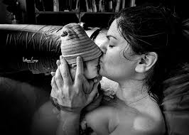 La meraviglia del parto vista con gli occhi dei fotografi