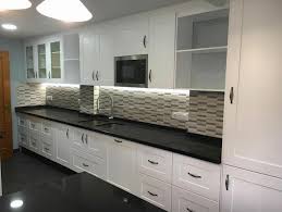 Cocina estilo inglés is a project made it with cosentino materials. Te Gusta El Estilo Ingles Magnifica Cocina De Madera Laca En Blanco Espaciosa Y Con Mucha Lumines Maxcocinas