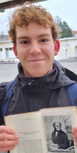 42ste JUNIOR JOURNALIST-wedstrijd van het Davidsfonds –met deelname van zes  lln. 5de en 6de lj. van ONS/VREDELAAN, klaswinnaars: Iva Braet, Erynn  Vernieuwe, Alisa Muratovska, Febe Storme, Tymen Dubois, Nore Nell. Erynn &