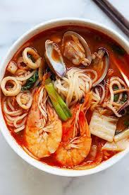1 sdm minyak sayur 2 siung bawang putih, cincang 1 sdm daun bawang iris halus 150 g daging ayam cincang halus 600 ml kaldu ayam/air 1 sdm. Jjamppong Korean Seafood Noodle Soup Rasa Malaysia