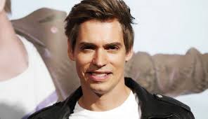 Con 13 años perteneció a la boyband los chamos y posteriormente sigue sus estudios musicales de canto, guitarra, piano. Carlos Baute Como Un Atleta Cantara Tema De La Vuelta A Espana Video Entornointeligente