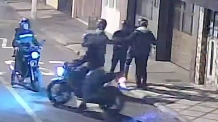 Ladrones, a bordo de motocicletas, tienen azotado el occidente de Bogotá;  las autoridades investigan los hechos - Semana