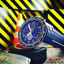 graham silverstone rs racing 名稱源自最具傳奇色彩的英國賽車道 強烈的速度性能和濃烈色彩情感 充滿賽車風格的錶盤讓人聯想起汽車儀表板 具有輪胎壓紋的橡膠錶帶展現速度感 graham 格林漢 silversto breitling watch breitling omega watch