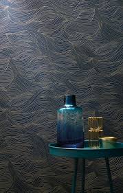 Associée à la richesse, souvent combiné au pourpre, l'or parfois pompeux sait aussi se décomplexer. Papier Peint Vagues Alula Bleu Or Blossom De Casamance