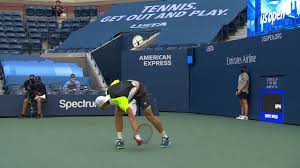 Nachdem shapovalov sein spiel zum 4:6 und damit den ersten satz mit einem doppelfehler abgegeben hatte, musste sein schläger büßen. Us Open Denis Shapovalov Zerhackt Seinen Schlager Tennis Video Eurosport