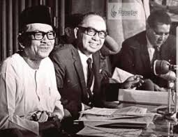Tun abdul razak bin datuk hussein yang juga dikenali sebagai 'bapa pembangunan' telah dilahirkan pada 11 mac 1922 di pulau keladi, pekan, pahang. Tun Razak 44 Tahun Meninggalkan Kita Namun Jasanya Di Rasai Hingga Ke Hari Ini The Malaya Post