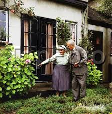 Who would think this sweet old couple are one of the most known British  writers and his wife? or even better, Beren & Luthien? :) John Ronald Ruel  Tolkien ; Photographed in