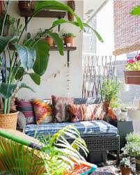 Alaçatı balkon dekorasyonu yaparken istediğiniz renk tercih edilebilir. Balkon Dekorasyonu Nasil Yapilir Vivense Blog