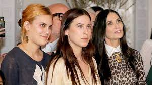 Zu verdanken hat sie ihr markantes gesicht nämlich demi moore und bruce willis, dabei können wir uns nicht ganz sicher sein, ob sie mehr ihrer mutter oder eher dem vater ähnelt. Dunkle Geheimnisse Demi Moores Tochter Enthullten Etwas Uber Ihre Beruhmte Mutter News24viral